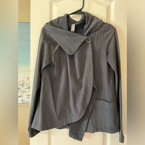 Workout jacket with side button. Gray. Small.